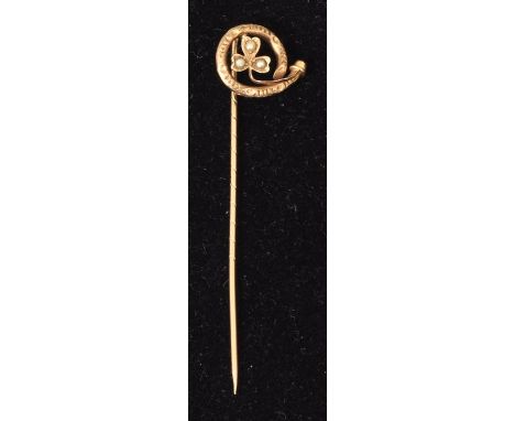 Krawattennadel, um 1900 Rg 14 K, Schaustück in Form eines gebogenen Astes mit Kleeblatt, besetzt mit drei kl. Perlchen. L. 56