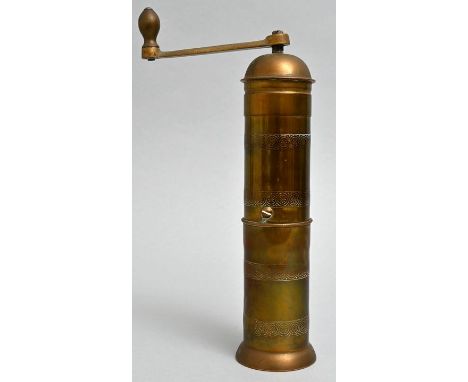 Türkische Mokkamühle, Iserlohn, KYM /K&amp;M, 1. H./ Mitte 20. Jh. Handmühle, Messing, zylindrischer Korpus mit Wellenbanddek