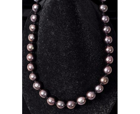 Perlen-Collier, 2. H. 20. Jh. Farbveredelte Tahiti-Zuchtperlen in Grau mit pink/ leicht grünlichem Überton, D. ca. 9,40-11,50