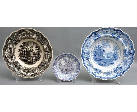 Zwei tiefe Teller und Kompottschälchen, England, 19. Jh. Steingut, Kupferdruckdekore in Blau/ Schwarz. Unterschiedl. gebogte 