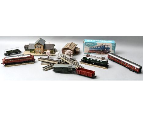 Großer Posten Eisenbahn H0, 2. H. 20. Jh. Zwei Lokomotiven: Diesellokomotive rot 3068 mit OVP, Elektrische lokomotive grün, 3