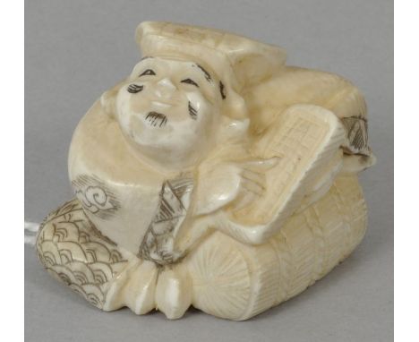 Netsuke, Japan Elfenbein, vor 1945 hergestellt, geschnitzt, graviert und partiell geschwärzt. Männliche Figur (Händler?), am 