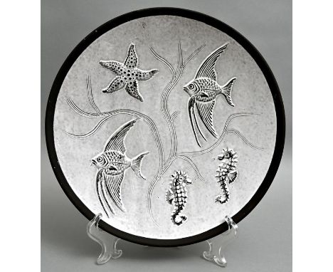 Wandteller, Norddeutschland, 2. H. 20. Jh. Keramik, maritimes Reliefdekor, weiße Glasur. D. 26,5 cm  Ceramic wall plate, nort