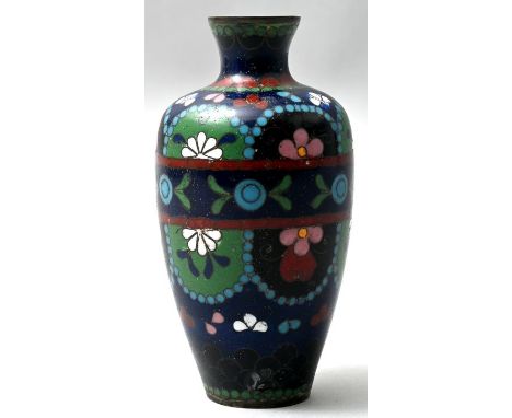 Kleine Cloisonné-Vase  19./20. Jh. Väschen, Balusterform, florale Ornamentik auf dunkelblauem Grund. H.10 cm;  Small enamel v