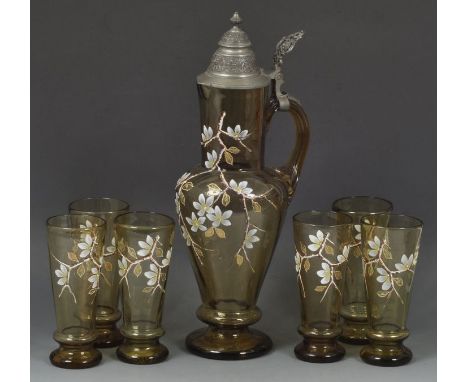 Glaskanne mit 6 Gläsern, Ende 19. Jh. Grünbraunes Glas, rippenoptisch, Emailbemalung blühender Zweig. Krug mit Reliefzinndeck