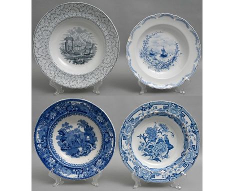 Vier tiefe Teller, England/ Dtl., 19. Jh. Steingut, Kupferdruckdekore in Blau und Schwarz, glatte/ gebogte/ gemuschelte Randf