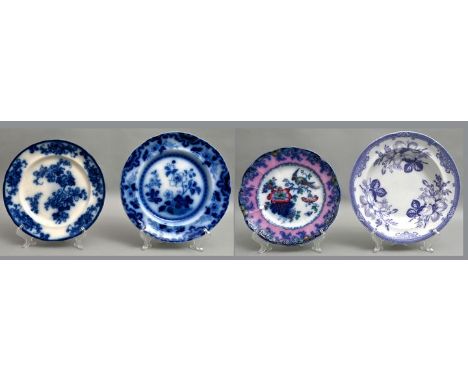 Ein tiefer und drei flache Teller, England/ North Staffordshire, 19. Jh. Steingut, florale Kupferdruckdekore in Blau, ein Tel