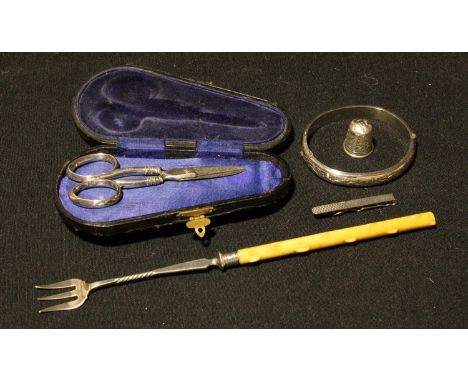 A pair of Edwardian silver seamstress's scissors, Birmingham 1903, cased; a thimble, Birmingham 1906; a tie clip, Birmingham 