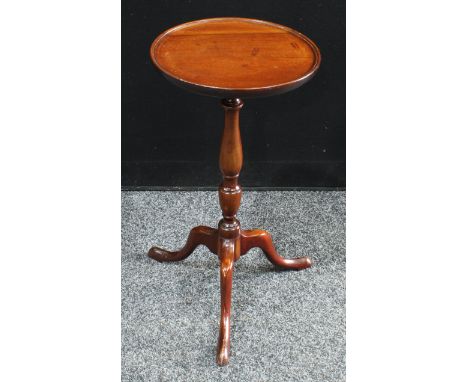 A Victorian mahogany tripod wine table, circular top, turned pillar, cabriole legs, pad feet. 55cm high, 29cm diameter. 