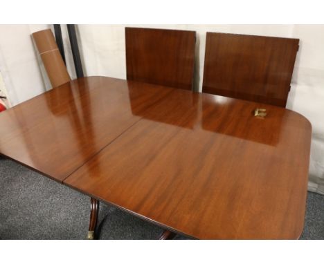 Georgian style mahogany twin pillar extending dining table with two additional leaves raised on twin tripod supports. 304cm x