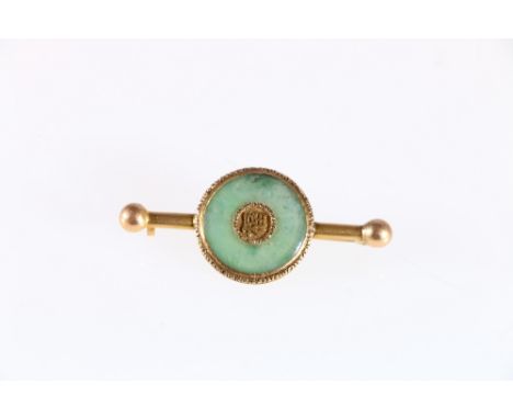 Chinese gold bar brooch with central green jade bi engraving a Chinese character, stamped LW20 to reverse, 6.5 grams.  CONDIT