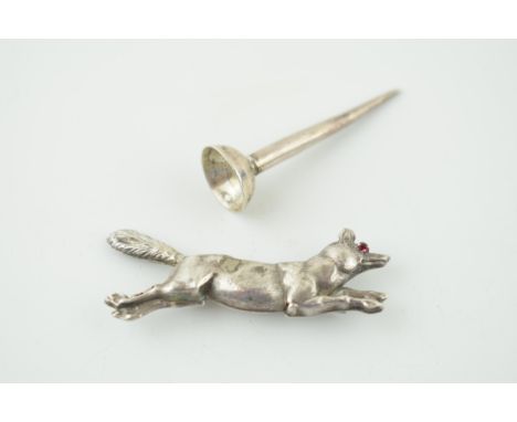 Silver brooch in the form of a running fox, gem set eye, Chester hallmark, with a silver golf tee, 7.1g (2).