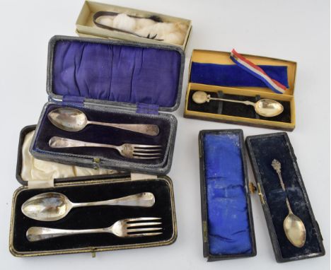 Cased silver sets to include christening sets, and spoons etc, silver 138.5g.