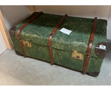Green steamer trunk Good Vintage Steamer Trunk, good size. Leather handle and corners. Makers Label inside lid.....BILLINGS &