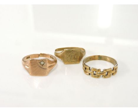 A 9ct gold gentleman's signet ring, engraved single stone, a gold signet ring with engraved initials, damaged, and a gold pan