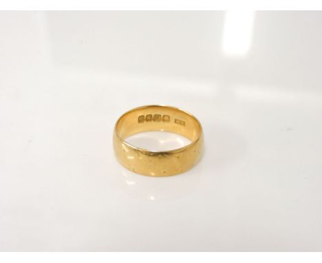 An 18ct gold d-shaped wedding ring, 5.77g