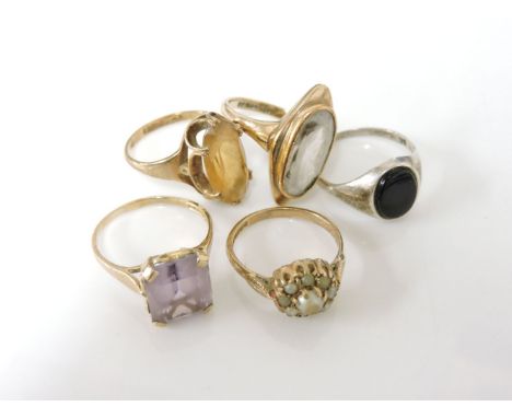 A 9ct gold oval quartz stone, a 9ct gold oval cut citrine ring, a 9ct gold pale amethyst ring, a 9ct gold cultured split pear