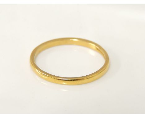 A 22ct gold wedding ring, 2.75g