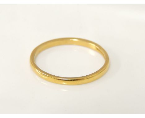 A 22ct gold wedding ring, 2.75g