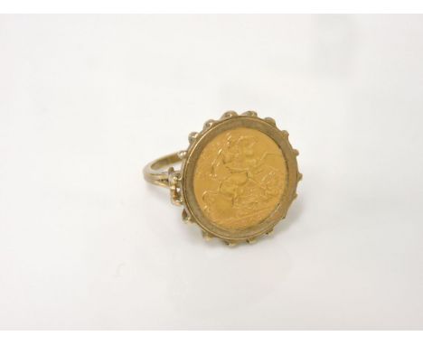 A 1909 half sovereign ring, in a 9ct gold ring mount, 9.7g