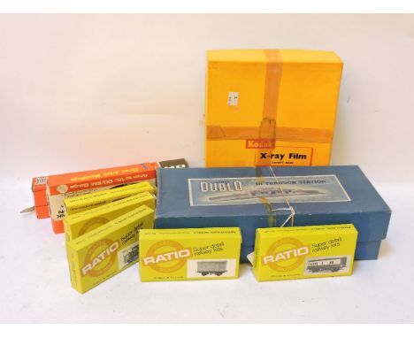 A Wrenn 00/H0 'Cardiff Castle' locomotive and tender, in original box, DJH model carriages, Airfix carriages, model kits, a l
