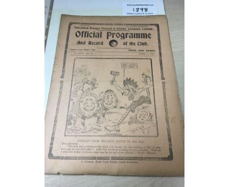 1924/25 Tottenham Hotspur v Newcastle United Football Programme: Dated 11 4 1925 in good condition with light wear to folds.