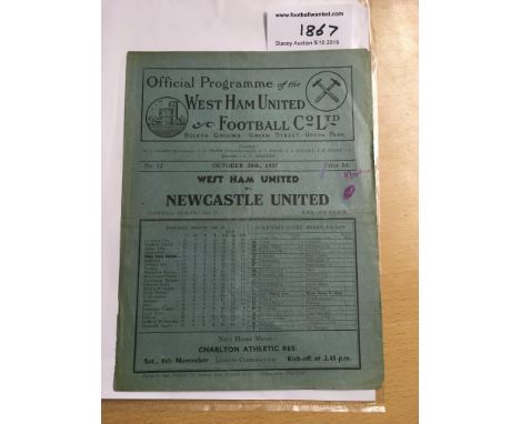 37/38 West Ham  v Newcastle United Football Programme: Dated 30 10 1937 in good condition with no team changes. Light fold an