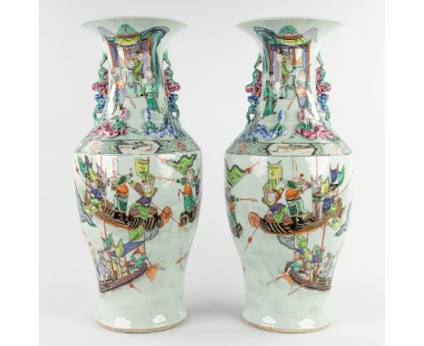A pair of Chinese Famille Rose vases decorated with warriors in ships. 19th/20th C.&nbsp;Condition: The pair of vases is over