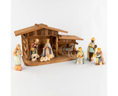 Hummel, A 12-piece Nativity scène in a wood house.&nbsp;6 of the 12 figurines are damaged or have missing pieces.&nbsp;Dimens