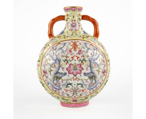 A Chinese 'Moon Flask' Famille Rose with a decor of dragons. Qianlong mark.&nbsp;Dimensions:(D:7 x W:12,5 x H:17 cm)