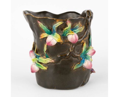 A Chinese brush pot or pitcher with 6 peaches, and bats. Qianlong mark, 19th century.&nbsp;Dimensions:(D:8,5 x W:11 x H:11 cm