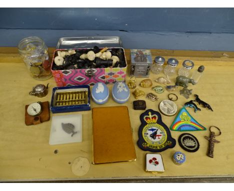 Collectors lot to include miniature brass abacus, Wade Whimsies and Wedgwood Jasperware etc&nbsp;