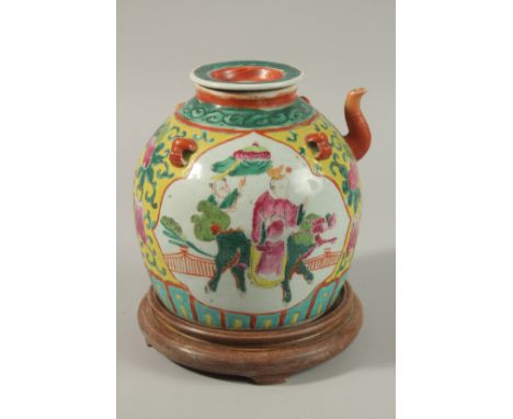 A CHINESE FAMILLE JAUNE PORCELAIN TEAPOT, painted with figures riding a mythical beast, together with hardwood stand, 19.5cm 