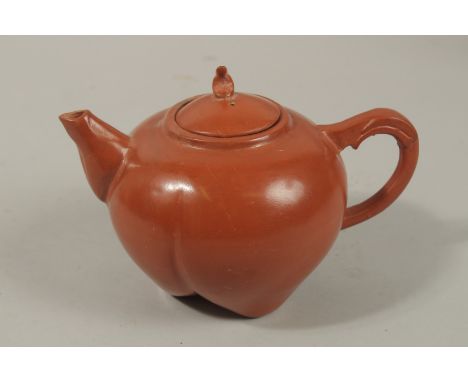 A CHINESE PEACH FORM YIXING TEAPOT, 13cm high.