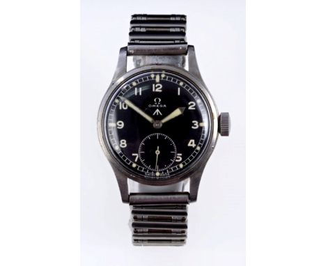 1940s gentlemen's Omega British Military W.W.W. wristwatch, the circular black dial with Arabic numerals, luminous markers, s