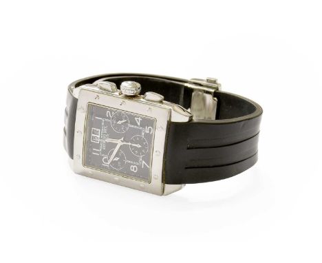 A Raymond Weil Chronograph Calender Quartz WristwatchCase with surface scratches. Bezel and case back with small dents in par