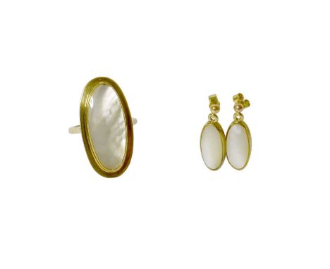 A 9 Carat Gold Mother-of-Pearl Ring, the oval cabochon mother-of-pearl in a yellow rubbed over setting, to a plain polished s