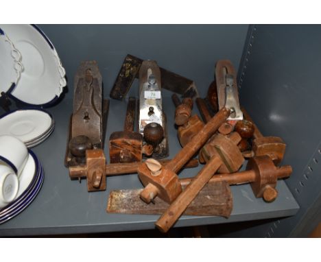 A selection of hand tools including A bailey 4 1/2 smoothing plane, two similar planes and a collection of marking gauges.