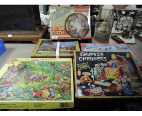 A colletion of vintage jigsaws and games.