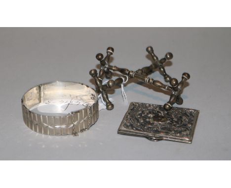 A pair of George IV silver knife rests, a modern silver bangle and a white metal case.