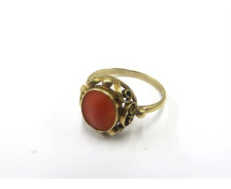 14ct Gold Coral Set Dress Ring Weight 2.3 g