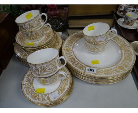 A parcel of Royal Worcester 'Hyde Park' pattern cups, saucers, dinner plates etc