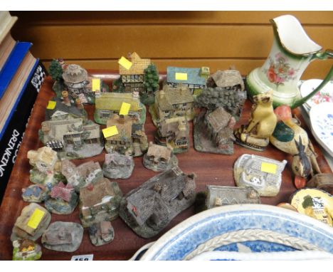 Tray of various Liliput Lane & other model buildings etc