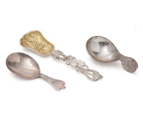 An Elizabeth II cast silver naturalistic caddy spoon, with a vine-decorated gilt bowl and a leafy tendril stem, by Bert Gordo