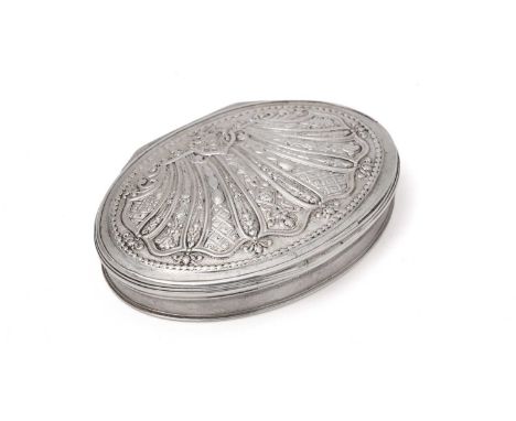 A William III/Queen Anne silver snuff box, oval with a stand-away hinge and reeded borders, the ocver chased with a scallop s