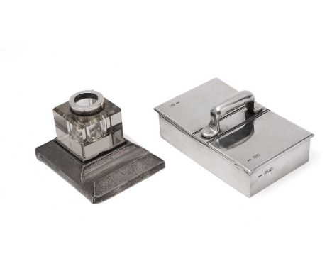 An Edwardian silver cigarette box with a fixed handle and twin, hinged covers, (cedarwood lining), by Cohen and Charles, Lond