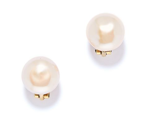 PEARL STUD CLIP ON EARRINGS in 18ct yellow gold, each set with a bouton pearl of 13.4mm, stamped 750, 1.4cm, 6.7g.