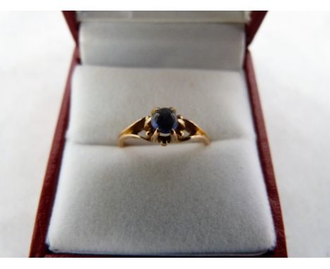 A solitaire sapphire en-cabochon ring. In gold, apparently unmarked. 2.6g gross. Size K