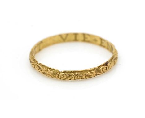 An antique gold posy ring, c.16th Century, of wreath design with engraved script 'VIE EN ELLE ME SVEIT', tests as approximate