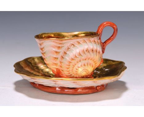 Muscheltasse mit Untertasse, wohl Lomonossov, 1894-1917,  Porzellan, polychrom bemalt, glanzvergoldet, Tasse und UT in verspi